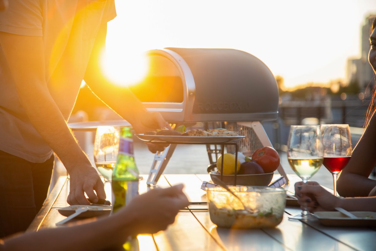 Gozney Roccbox Pizzaofen mit Abdeckhaube und Frontablage